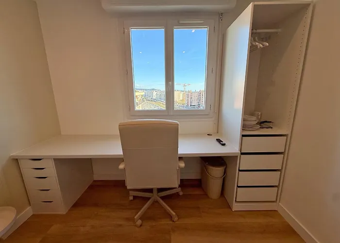 Ouest Privees Modernes Tv Wifi Bureau *